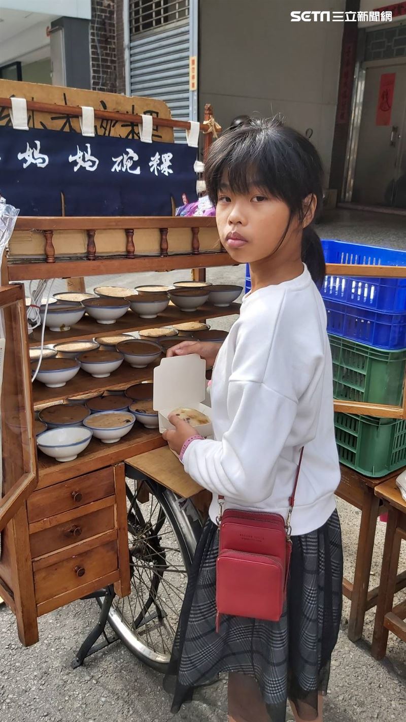 碗粿父女賠本賣！顏清標感動「親自買下160碗」　如今再加碼「直接邀他們進地盤」：要做就做到底　