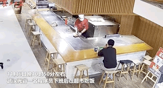 連續加班半個月！程序員深夜就餐「邊吃邊哭」   暖心廚師獻上「100分安慰」惹哭全網：生活不易