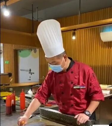連續加班半個月！程序員深夜就餐「邊吃邊哭」   暖心廚師獻上「100分安慰」惹哭全網：生活不易