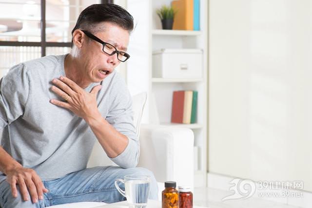 腦血管崩潰前的10個信號！中老年一定要記下來「眩暈頭痛」手腳麻木 　４個預防妙招學起來