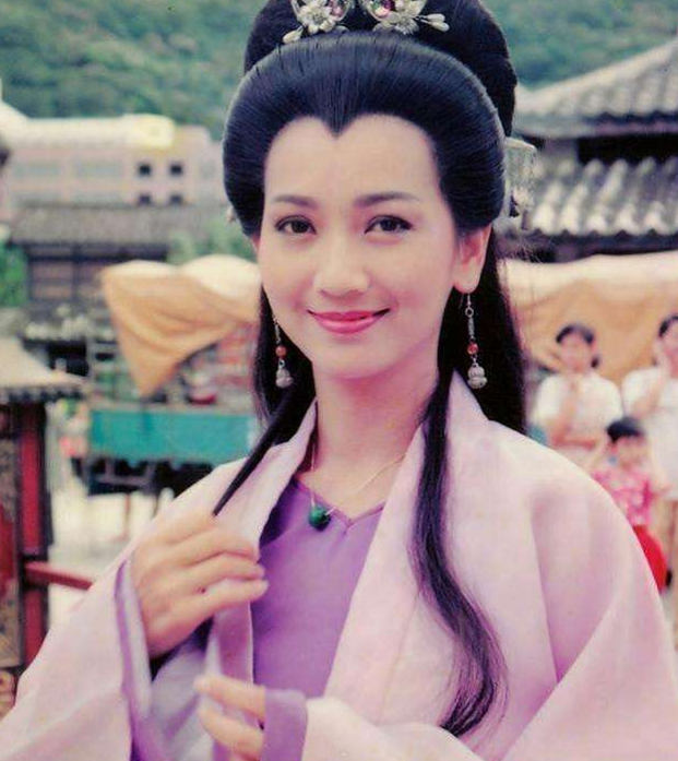 66歲趙雅芝曬「豪華生日宴」美照！大合影老公親密「摟肩其他女人」引關注　網扒對方身份：不奇怪