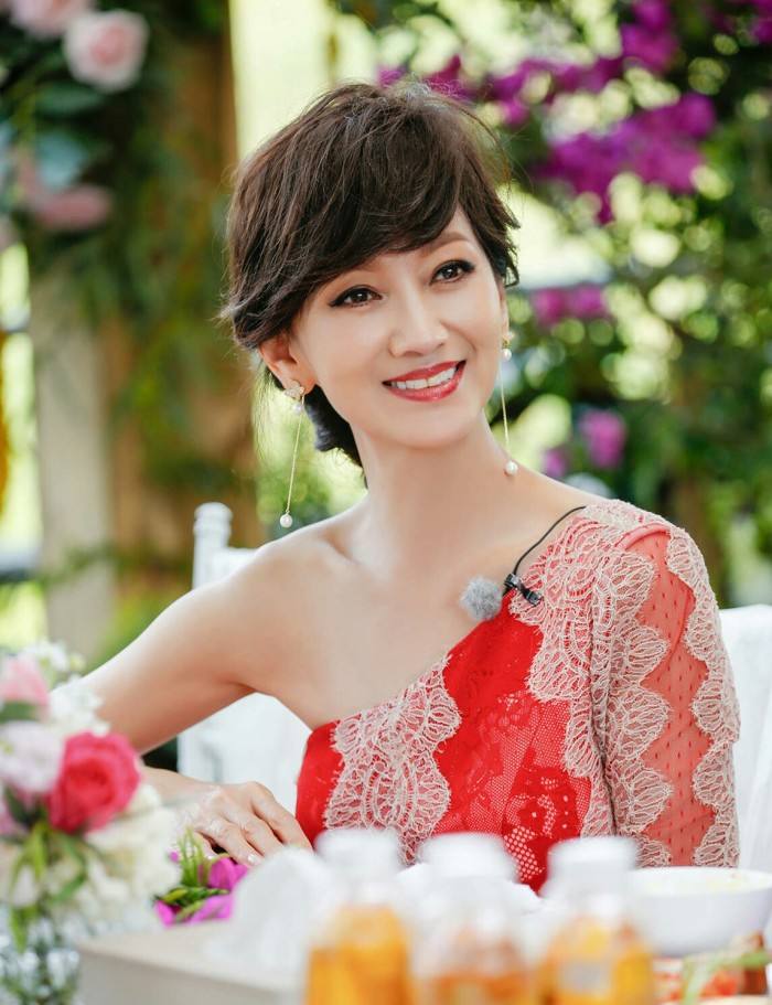 66歲趙雅芝曬「豪華生日宴」美照！大合影老公親密「摟肩其他女人」引關注　網扒對方身份：不奇怪