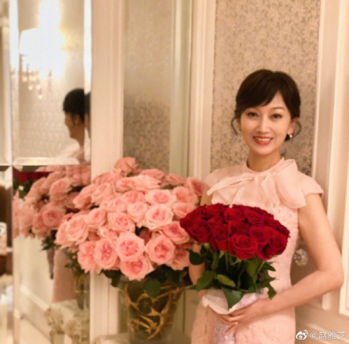 66歲趙雅芝曬「豪華生日宴」美照！大合影老公親密「摟肩其他女人」引關注　網扒對方身份：不奇怪
