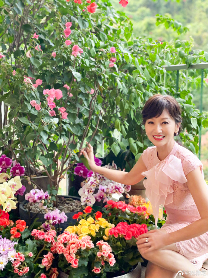 66歲趙雅芝曬「豪華生日宴」美照！大合影老公親密「摟肩其他女人」引關注　網扒對方身份：不奇怪