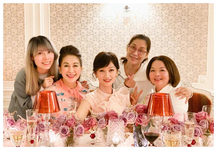 66歲趙雅芝曬「豪華生日宴」美照！大合影老公親密「摟肩其他女人」引關注　網扒對方身份：不奇怪