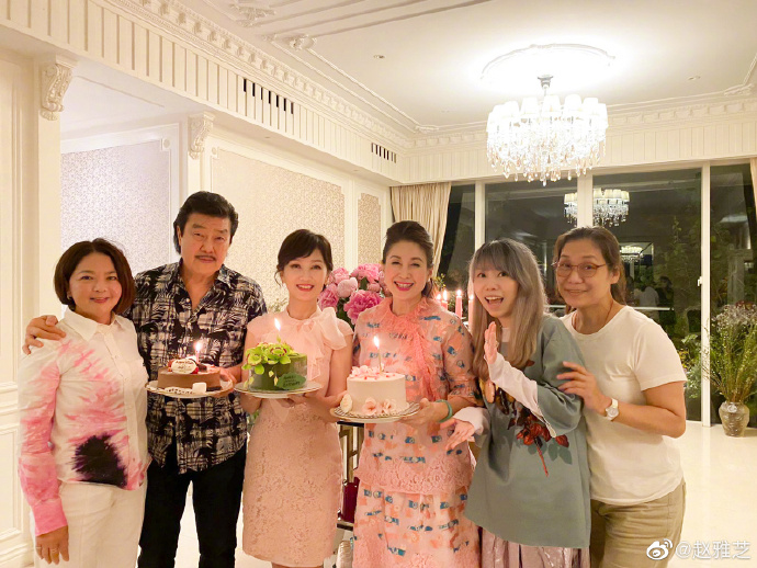 66歲趙雅芝曬「豪華生日宴」美照！大合影老公親密「摟肩其他女人」引關注　網扒對方身份：不奇怪