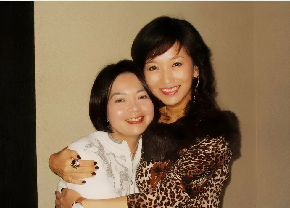 66歲趙雅芝曬「豪華生日宴」美照！大合影老公親密「摟肩其他女人」引關注　網扒對方身份：不奇怪