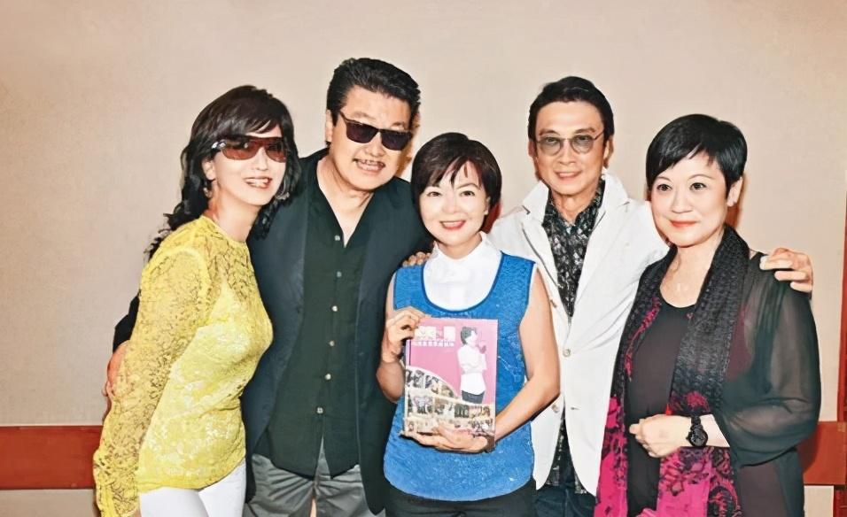 66歲趙雅芝曬「豪華生日宴」美照！大合影老公親密「摟肩其他女人」引關注　網扒對方身份：不奇怪