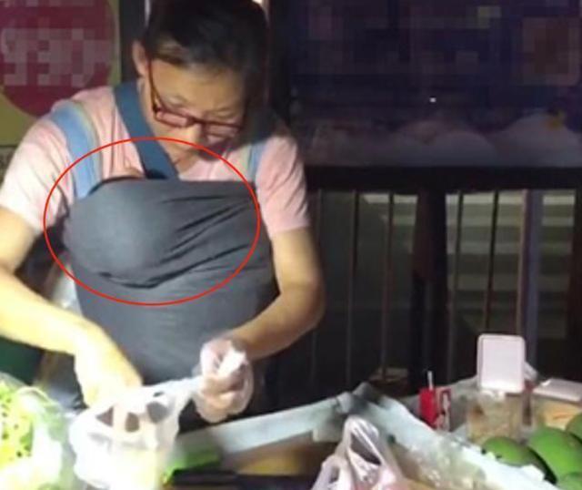 淚奔！夜市女攤主胸口「掛布袋」營業　細心顧客發現「母性光輝超閃」高喊：老闆再來一份