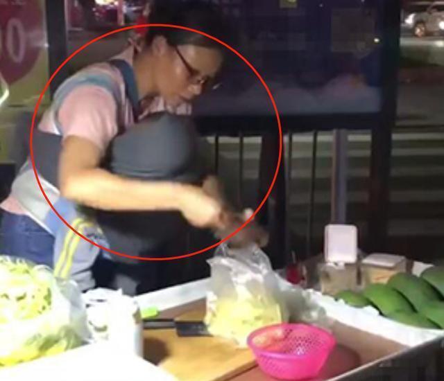 淚奔！夜市女攤主胸口「掛布袋」營業　細心顧客發現「母性光輝超閃」高喊：老闆再來一份