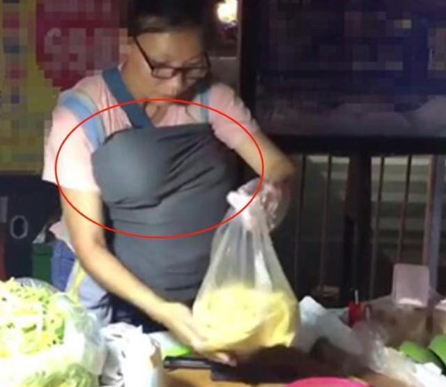 淚奔！夜市女攤主胸口「掛布袋」營業　細心顧客發現「母性光輝超閃」高喊：老闆再來一份