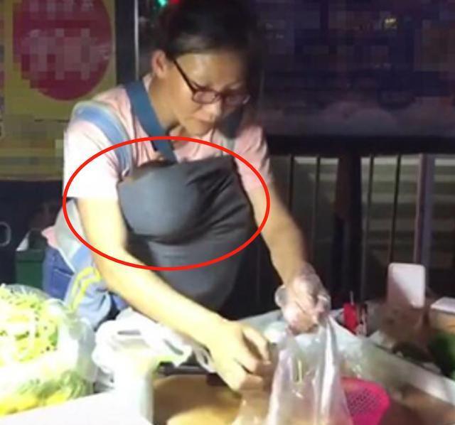 淚奔！夜市女攤主胸口「掛布袋」營業　細心顧客發現「母性光輝超閃」高喊：老闆再來一份