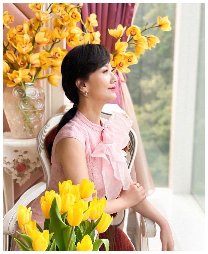66歲趙雅芝曬「豪華生日宴」美照！大合影老公親密「摟肩其他女人」引關注　網扒對方身份：不奇怪
