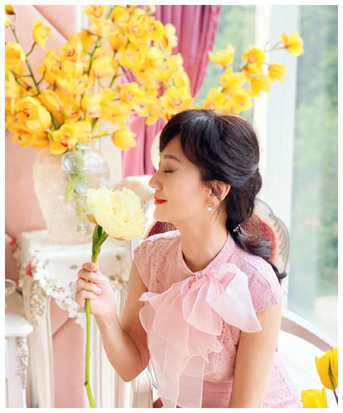 66歲趙雅芝曬「豪華生日宴」美照！大合影老公親密「摟肩其他女人」引關注　網扒對方身份：不奇怪