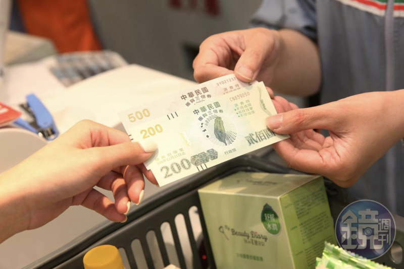 三倍券要擴大發放了！行政院鬆口「加碼3000萬」釋放未領票券　提領資格曝光「最快本周定案」