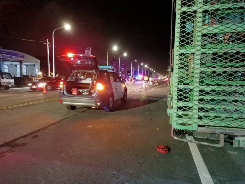 大車違規亂停！女警閃避不及「當場沒了呼吸」　生前月花400元「堅持不結婚」媽慟喊：下輩子別當警察