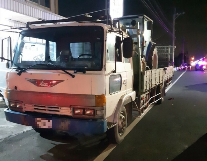 大車違規亂停！女警閃避不及「當場沒了呼吸」　生前月花400元「堅持不結婚」媽慟喊：下輩子別當警察