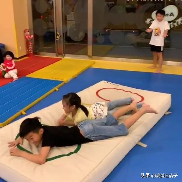 終於不遮擋了！張柏芝曝光「小兒子正臉照」神似兩位哥哥　長相可愛「不似混血」生父至今還是個謎