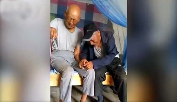 一別或成永別！89歲老人要去外地養老　臨行前與92歲老友道別「緊攥雙手痛哭」：今生恐難再相見