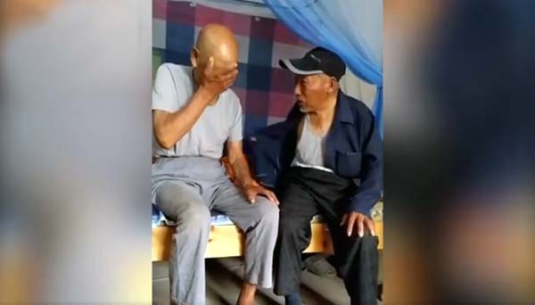 一別或成永別！89歲老人要去外地養老　臨行前與92歲老友道別「緊攥雙手痛哭」：今生恐難再相見