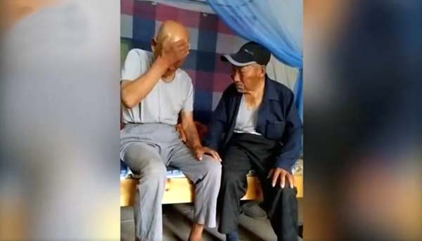 一別或成永別！89歲老人要去外地養老　臨行前與92歲老友道別「緊攥雙手痛哭」：今生恐難再相見