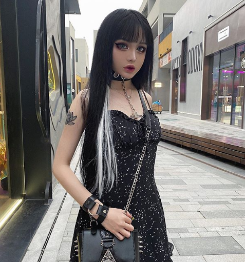 美到不像真人！她化身「行走的暗黑芭比」爆紅全網　一露出「無瑕疵素顏面貌」網驚嘆：沒化妝更正