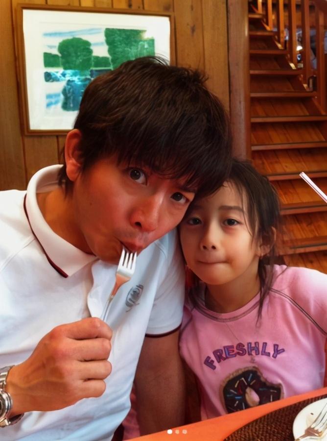 木村拓哉迎48歲生日！倆愛女齊發文「曝光罕見家庭照」稱其最好爸爸　「高顏值姐妹」童年就超美