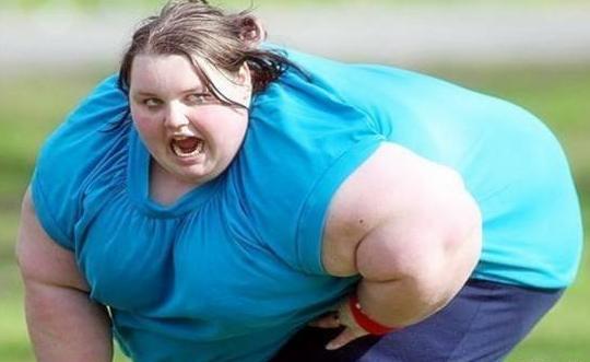 以胖為美！肉肉女「喪母後狂吃」體重飆至725kg　雙腿被壓殘卻「嫁高富帥博士」被寵成公主