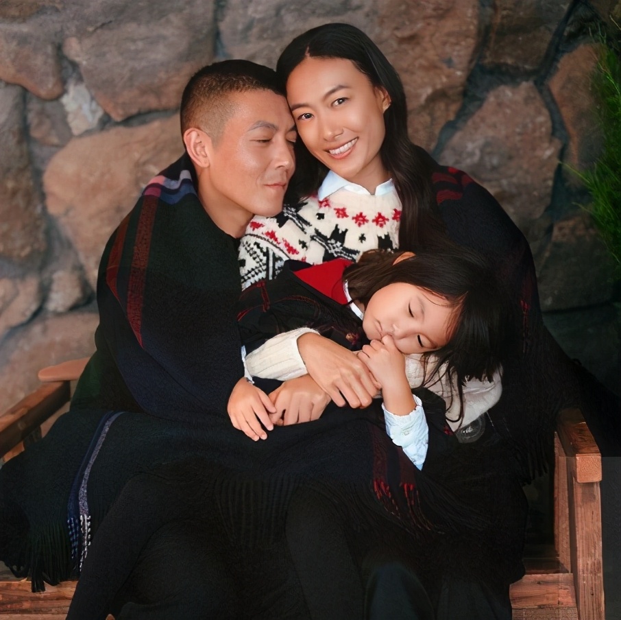 曾在秀場「一脫成名」！22歲閃婚華誼總裁又離婚撕破臉　26歲愛上「情場浪子」未婚生女隱退