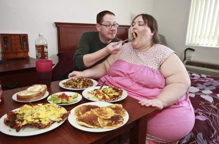 以胖為美！肉肉女「喪母後狂吃」體重飆至725kg　雙腿被壓殘卻「嫁高富帥博士」被寵成公主