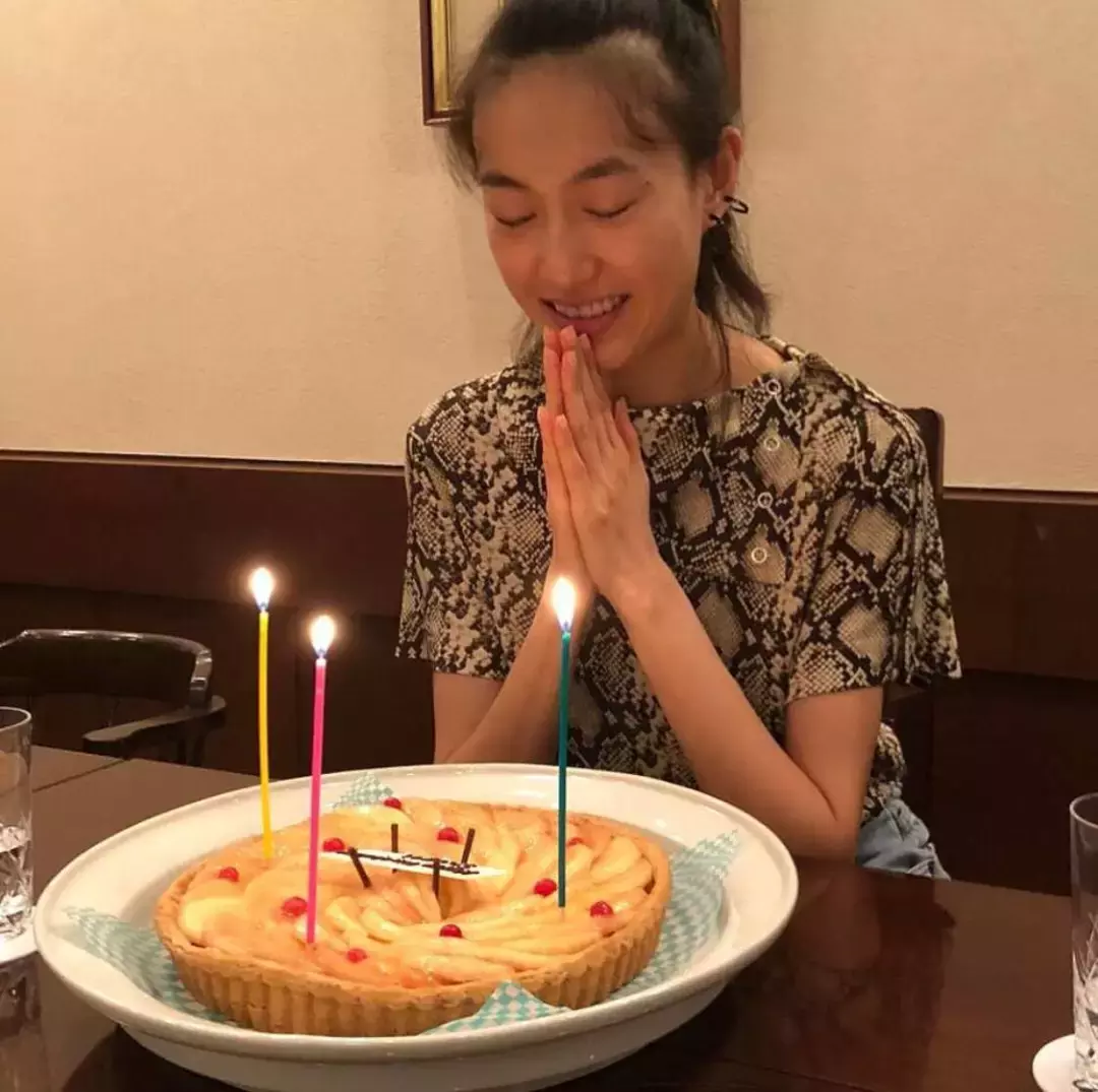 曾在秀場「一脫成名」！22歲閃婚華誼總裁又離婚撕破臉　26歲愛上「情場浪子」未婚生女隱退