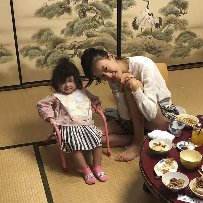曾在秀場「一脫成名」！22歲閃婚華誼總裁又離婚撕破臉　26歲愛上「情場浪子」未婚生女隱退