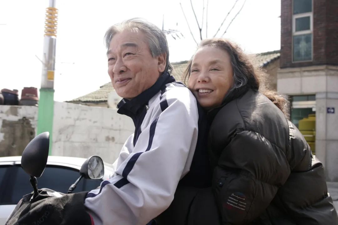 再婚4年後！62歲大媽哭訴「每個月退休金4萬元」　卻連「買菜的錢」都沒有：晚年找伴真的錯了嗎？