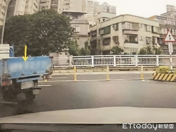 按照標誌轉彎！回家卻「收到1200罰單」傻眼：哪裡不對？　警察苦笑「我也覺得不合理」但還是要抓