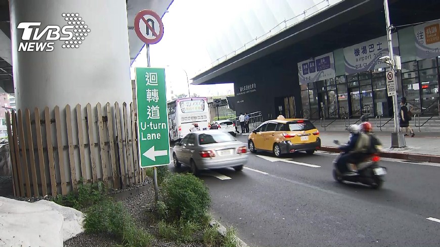 按照標誌轉彎！回家卻「收到1200罰單」傻眼：哪裡不對？　警察苦笑「我也覺得不合理」但還是要抓