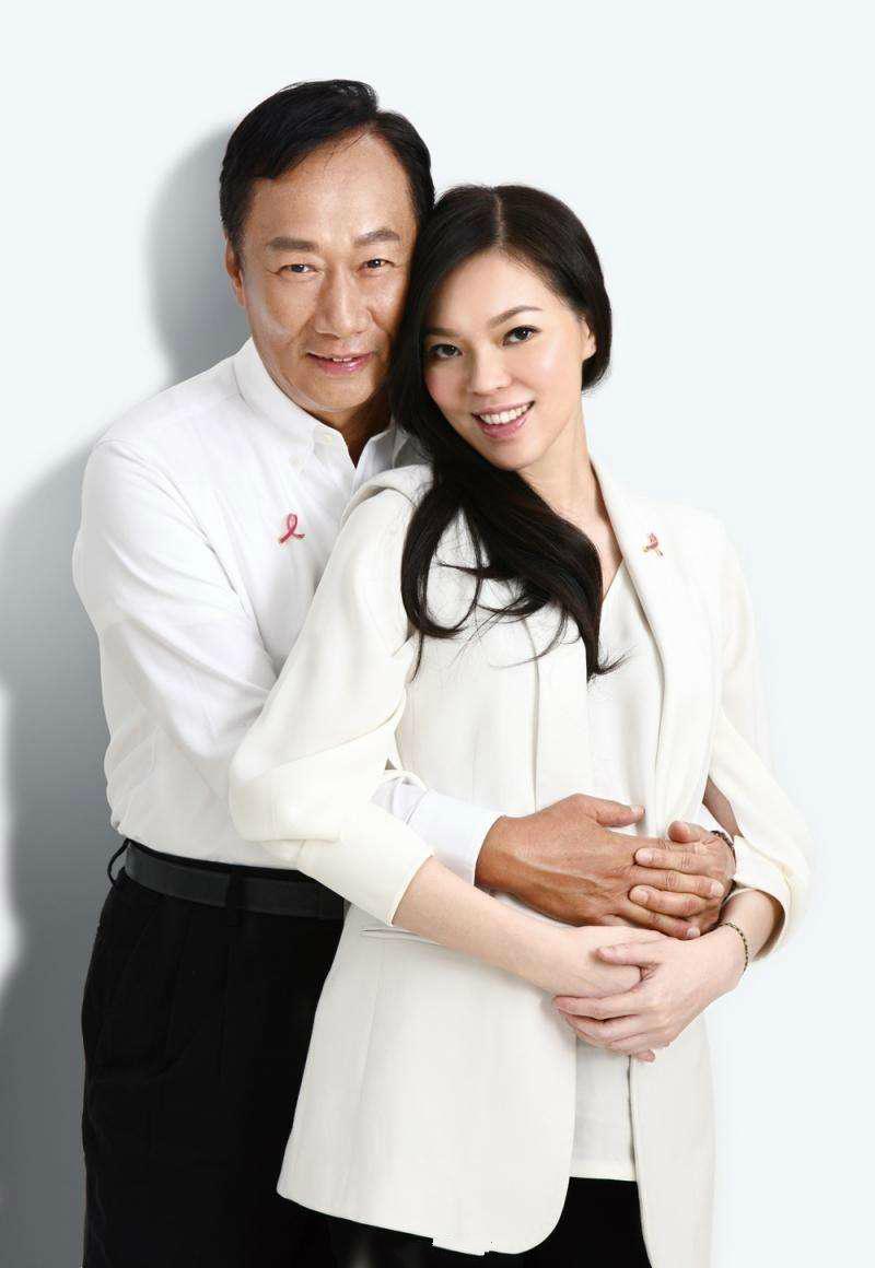 結婚12年始終如一！曾馨瑩46歲生日「郭台銘堅持送玫瑰」藏寵妻驚喜　深情告白「最愛太太質樸」眼裡濃濃愛意