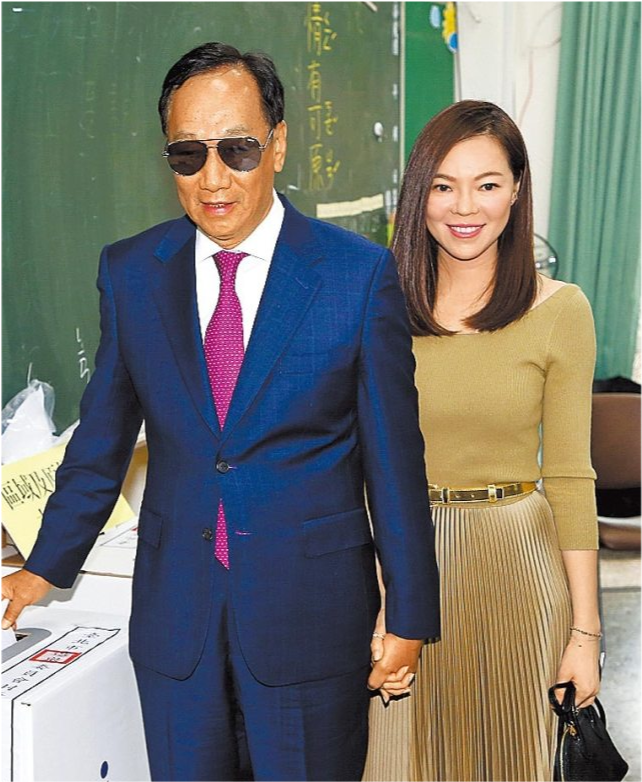 結婚12年始終如一！曾馨瑩46歲生日「郭台銘堅持送玫瑰」藏寵妻驚喜　深情告白「最愛太太質樸」眼裡濃濃愛意