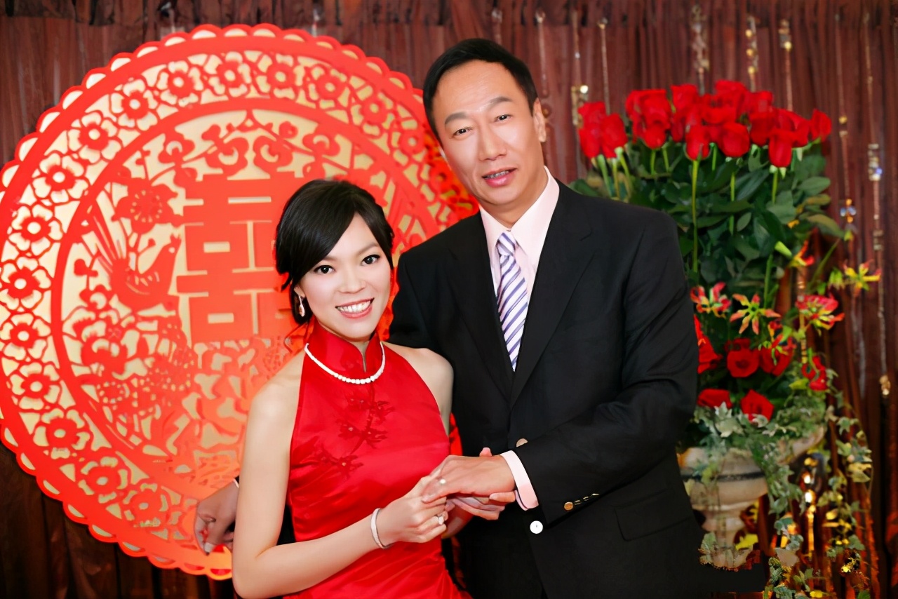 結婚12年始終如一！曾馨瑩46歲生日「郭台銘堅持送玫瑰」藏寵妻驚喜　深情告白「最愛太太質樸」眼裡濃濃愛意