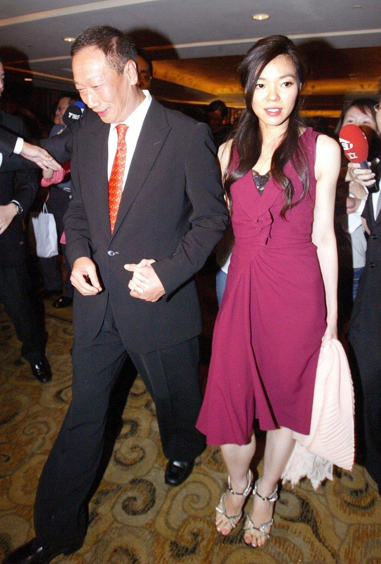 結婚12年始終如一！曾馨瑩46歲生日「郭台銘堅持送玫瑰」藏寵妻驚喜　深情告白「最愛太太質樸」眼裡濃濃愛意