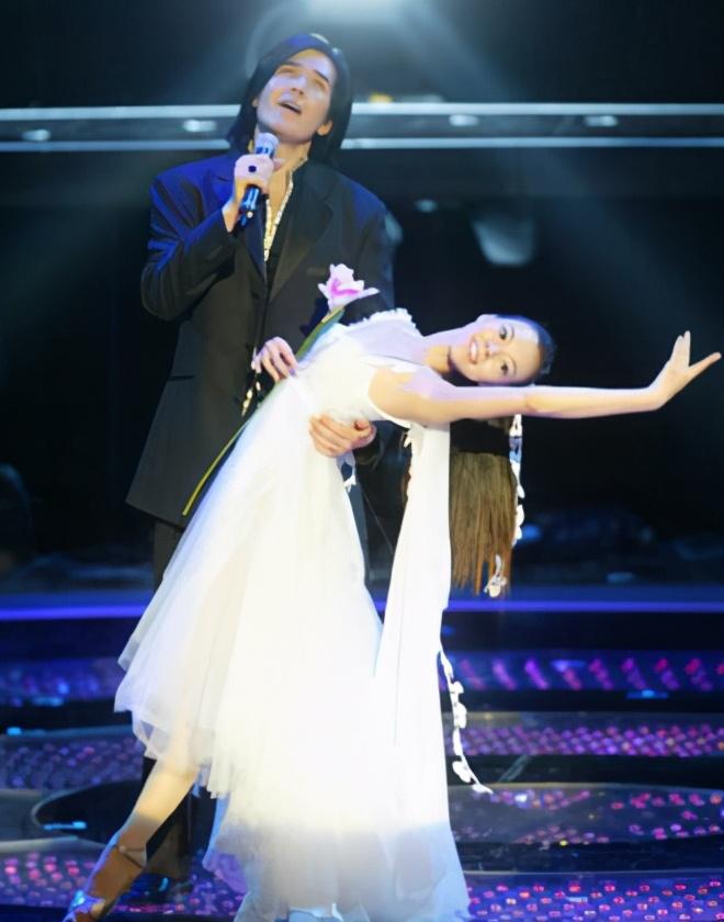 結婚12年始終如一！曾馨瑩46歲生日「郭台銘堅持送玫瑰」藏寵妻驚喜　深情告白「最愛太太質樸」眼裡濃濃愛意