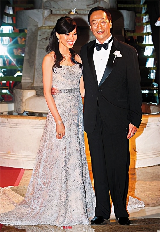 結婚12年始終如一！曾馨瑩46歲生日「郭台銘堅持送玫瑰」藏寵妻驚喜　深情告白「最愛太太質樸」眼裡濃濃愛意