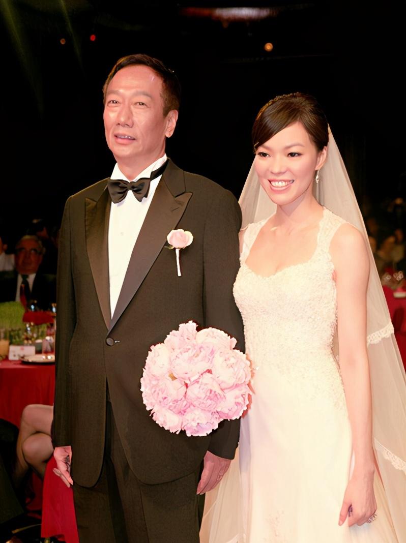 結婚12年始終如一！曾馨瑩46歲生日「郭台銘堅持送玫瑰」藏寵妻驚喜　深情告白「最愛太太質樸」眼裡濃濃愛意