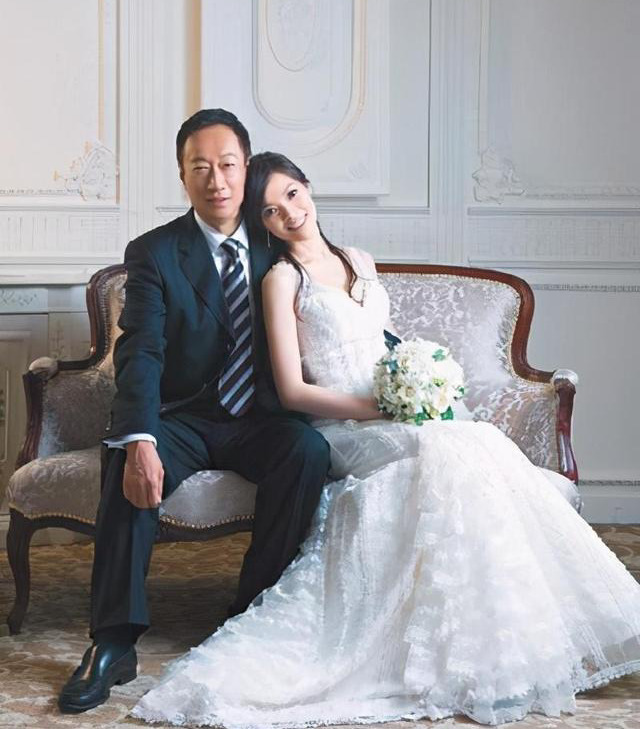 結婚12年始終如一！曾馨瑩46歲生日「郭台銘堅持送玫瑰」藏寵妻驚喜　深情告白「最愛太太質樸」眼裡濃濃愛意
