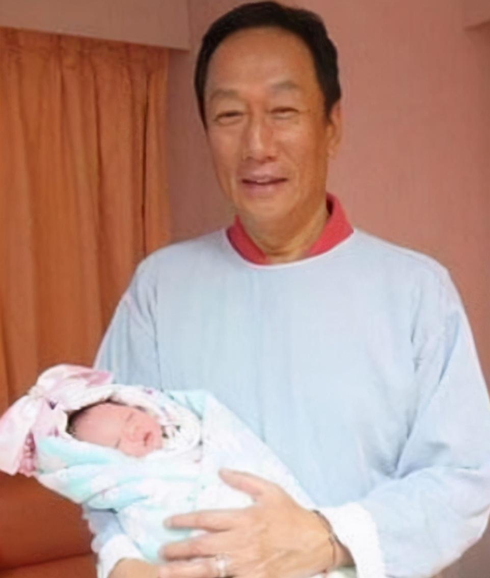 結婚12年始終如一！曾馨瑩46歲生日「郭台銘堅持送玫瑰」藏寵妻驚喜　深情告白「最愛太太質樸」眼裡濃濃愛意
