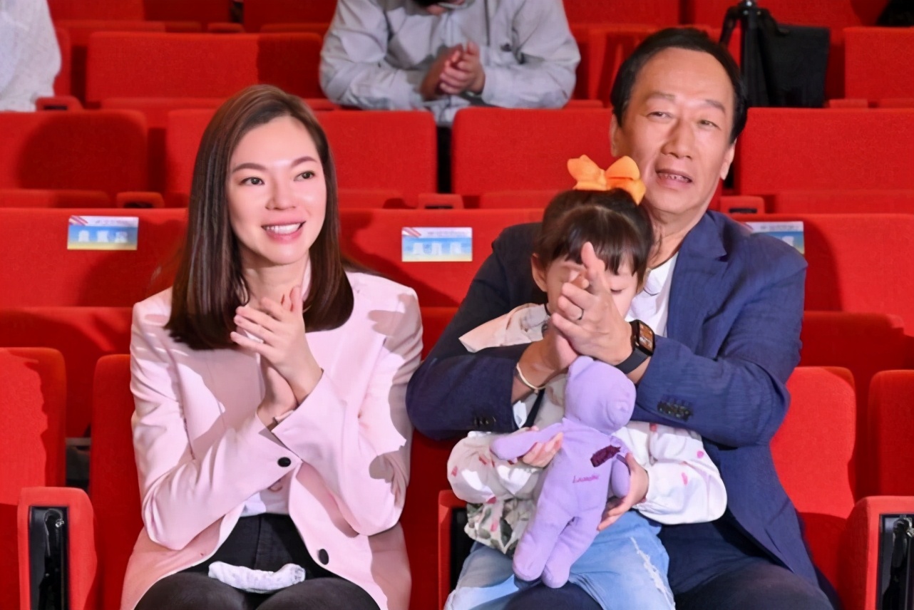 結婚12年始終如一！曾馨瑩46歲生日「郭台銘堅持送玫瑰」藏寵妻驚喜　深情告白「最愛太太質樸」眼裡濃濃愛意