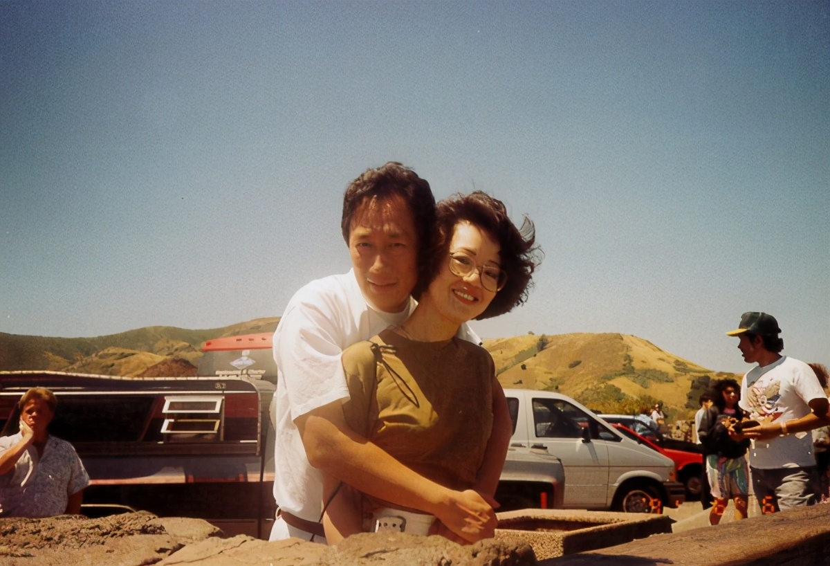 結婚12年始終如一！曾馨瑩46歲生日「郭台銘堅持送玫瑰」藏寵妻驚喜　深情告白「最愛太太質樸」眼裡濃濃愛意