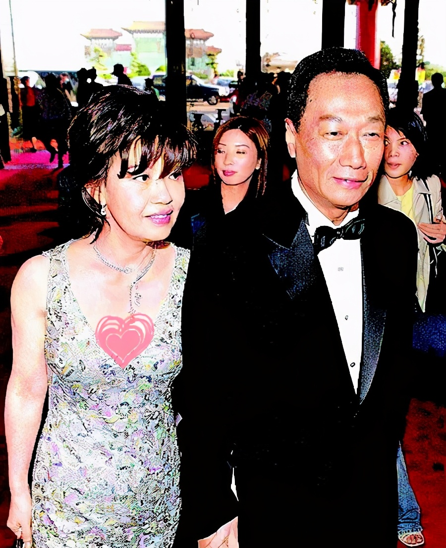 結婚12年始終如一！曾馨瑩46歲生日「郭台銘堅持送玫瑰」藏寵妻驚喜　深情告白「最愛太太質樸」眼裡濃濃愛意