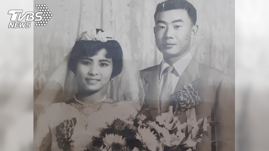 來生再當夫妻！暖妻送別癌末夫「病榻前淚唱情歌」辦生前告別式　牽手一甲子「再披婚紗圓夢」：嫁你從不後悔