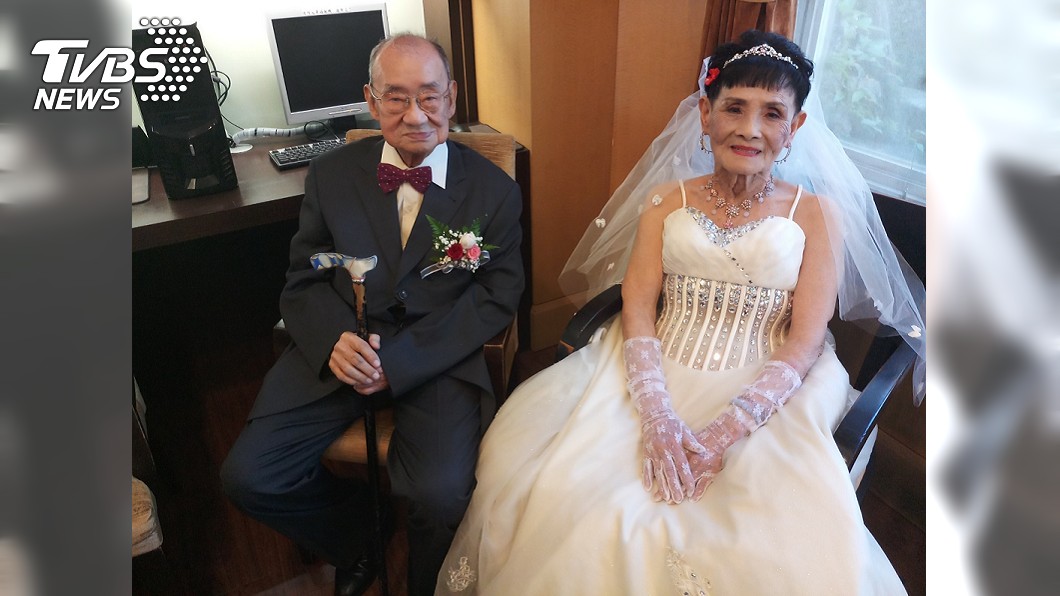 來生再當夫妻！暖妻送別癌末夫「病榻前淚唱情歌」辦生前告別式　牽手一甲子「再披婚紗圓夢」：嫁你從不後悔