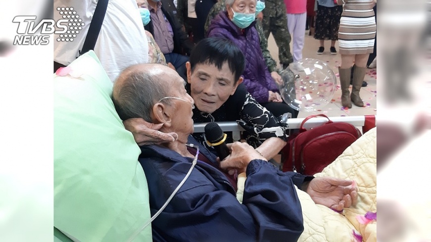 來生再當夫妻！暖妻送別癌末夫「病榻前淚唱情歌」辦生前告別式　牽手一甲子「再披婚紗圓夢」：嫁你從不後悔